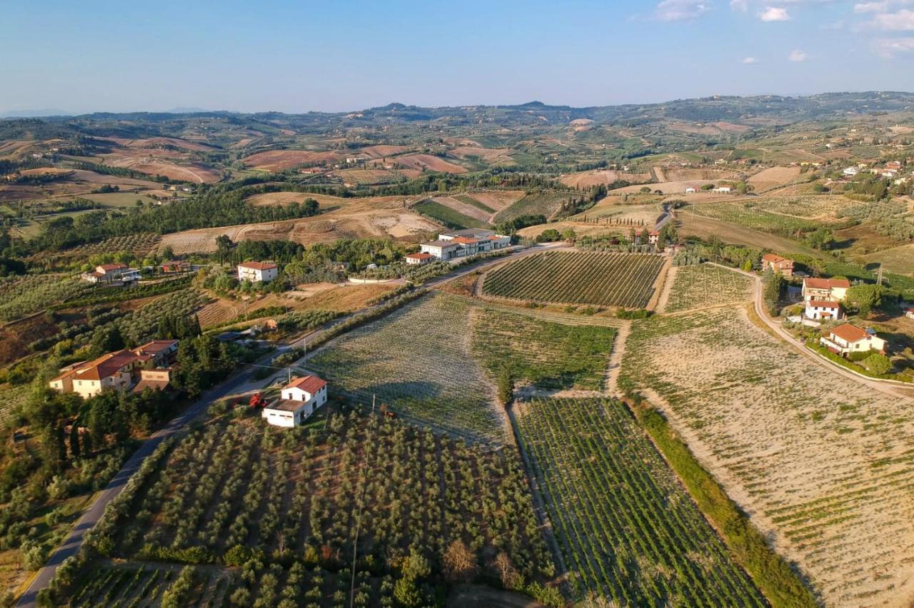 Отель Agricamping Poggio Ai Pini Wine Camping Чертальдо Экстерьер фото